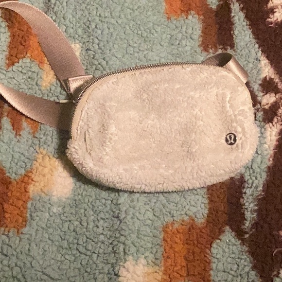Lulu Sherpa belt bag - Picture 6 of 6